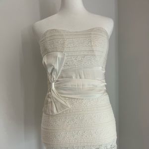 Chic cut-neck dantail with satin decoration zippered cream top